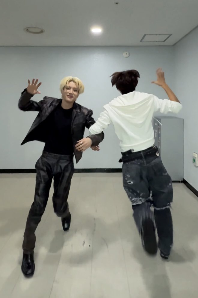 sunhaefs's tweet photo. HAECHAN WITH JAKE 🤣 https://t.co/2pV6HWuaj2