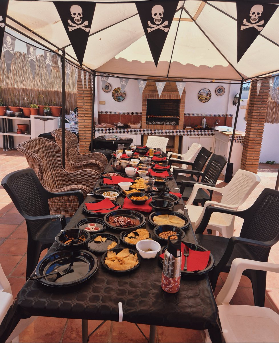 AngleScience's tweet photo. Barbacoa y Fiesta temática de Piratas: Check ✅

Había hasta un Photocall, piscina, juegos y bebidas temáticas... Lo han preparado todo con muchísimo cariño 🥹🥹

Una maravilla de día, pero sin duda lo mejor ha sido poder volver a ver a estas personitas a las que quiero tanto 💙 https://t.co/cvBd9qMfzv