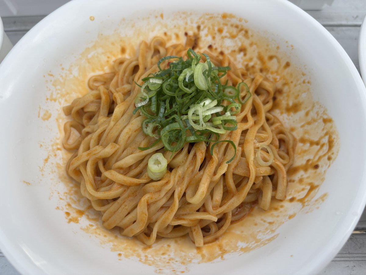 ochokin's tweet photo. ジャオジーメンには高菜に魚粉とごまで食感と香りのアクセント

アブLOVEにはコショウ・フライドオニオンと🧄でパンチ力増強しサッパリする紅生姜が個人的に大ヒット。再仕込醤油を少し足したら超病みつき

追い飯はアブラに絡めてジャオジーの丼にぶち込んだら悪魔の食べ物が爆誕！
#CaravanTTR https://t.co/jS2erPGGvy