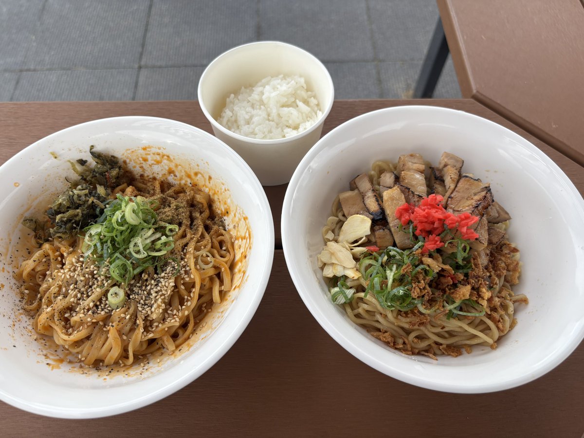 ochokin's tweet photo. ジャオジーメンには高菜に魚粉とごまで食感と香りのアクセント

アブLOVEにはコショウ・フライドオニオンと🧄でパンチ力増強しサッパリする紅生姜が個人的に大ヒット。再仕込醤油を少し足したら超病みつき

追い飯はアブラに絡めてジャオジーの丼にぶち込んだら悪魔の食べ物が爆誕！
#CaravanTTR https://t.co/jS2erPGGvy