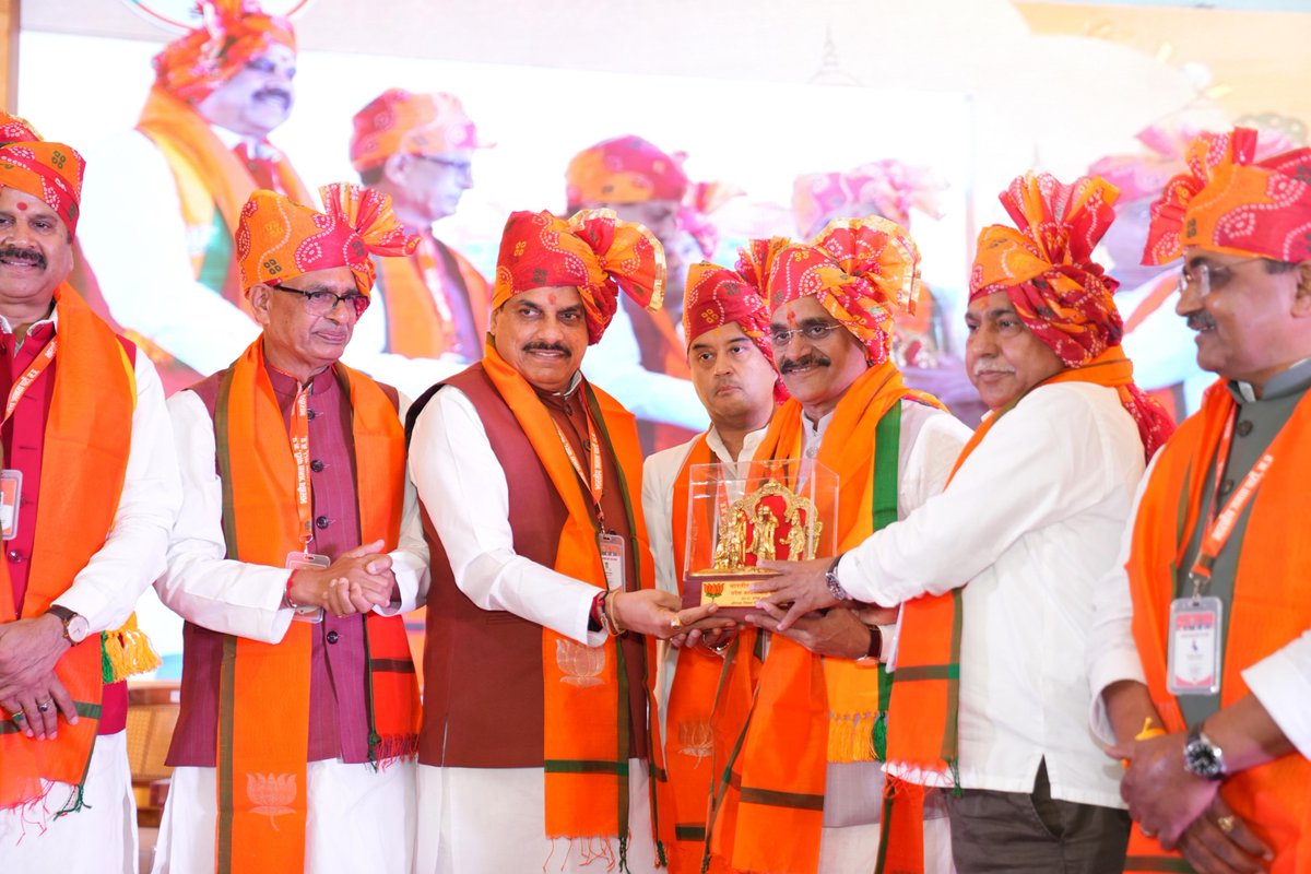 DrMohanYadav51's tweet photo. आज ओरछा में प्रदेश कार्यसमिति बैठक से पहले क्षेत्रीय संगठन महामंत्री श्री @ajayjamwalbjp जी, प्रदेश अध्यक्ष श्री @Hkhandelwal1964 जी, प्रदेश प्रभारी @bjpdrmahendra जी एवं माननीय केंद्रीय मंत्री श्री @ChouhanShivraj जी के साथ प्रदर्शनी का अवलोकन किया। 

#BJPMP_कार्यसमिति https://t.co/cfGQLN0UdF