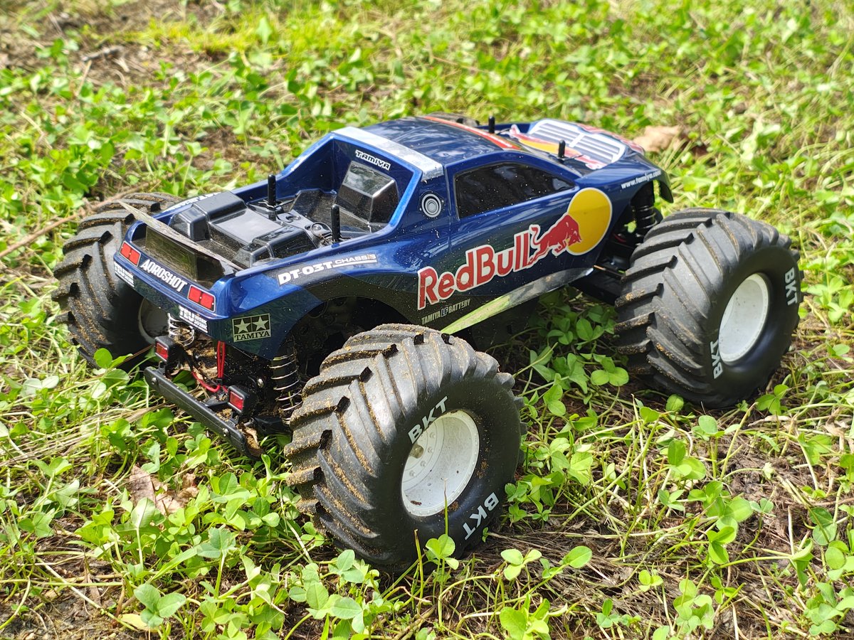 kunipper928's tweet photo. 久しぶりのラジ活🏎️
この前は実車で言うホイールスペーサー（写真��）が不良品で、走行中にタイヤが外れて紛失(汗)別の部品が届くまで不動車に(泣)
ツインモーターのこのシャーシ、今日は急にスピードダウンしたかと思ったら、前輪用モーターのピニオンギヤが破損して後輪駆動になってました(汗) https://t.co/QHbz6LBl5F
