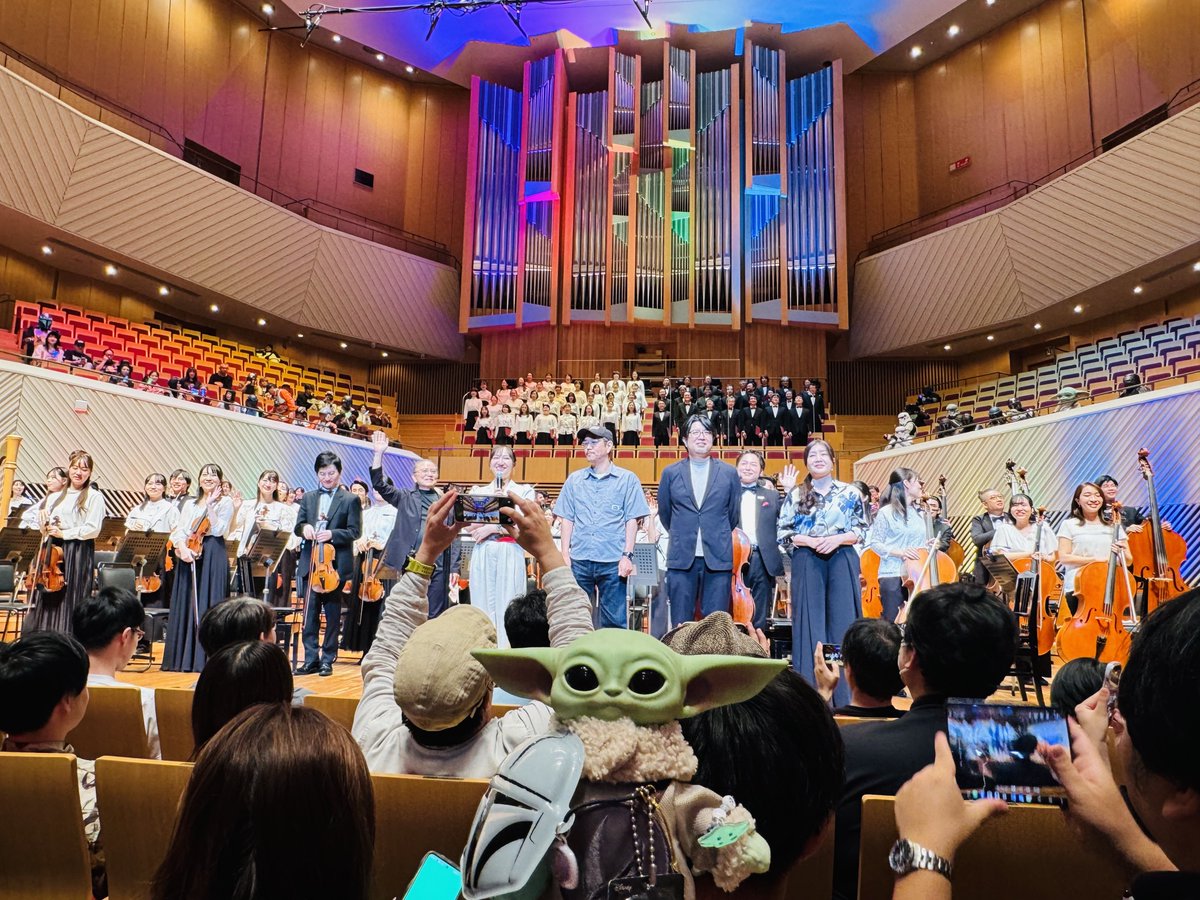 lulucalbert's tweet photo. #GALACTICSYMPHONY コンサート🎻✨
コーラス隊の迫力がすごく、「運命の戦い」では会場も盛り上がり🥹
会場が真っ赤なライトに染まったり、青と赤のライトがあちこちで点滅し、アナキンオビワンが目に浮かんだり…演出も素晴らしかったです👏🏻👏🏻
また、九人目のジェダイの劇伴を収録した場所で、 https://t.co/BTWTVay7vN