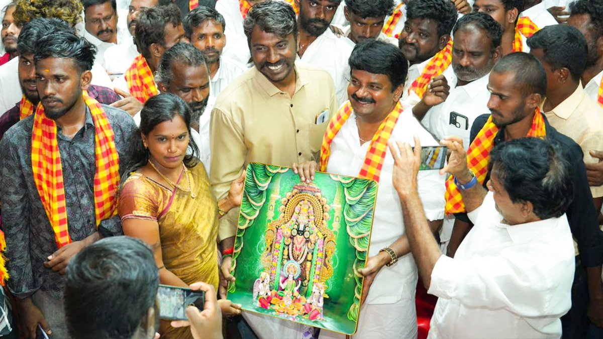 Vijayabaskarofl's tweet photo. ஆழமான கருத்துகளை முன்வைத்து மிகச்சிறப்பாக உரையாற்றிய கட்சியின் தலைமைக் கழகப் 
பேச்சாளர் இனிய சகோதரர் ஆனந்தஜித் 
மற்றும் பங்கேற்று சிறப்பித்த மாநில, மாவட்ட, ஒன்றிய, நகர, பேரூர், ஊராட்சிக் 
கழக நிர்வாகிகள், சார்பு 
அணிகளின் நிர்வாகிகள், 
தோழர்கள், பொதுமக்கள் அனைவருக்கும் என் அன்பும், நன்றியும்! 🙏❤️💛❤️ 

#CMJosephVijay 
#CMVijayForTNRights
#தமிழகவெற்றிக்கழகம்
#PudukkottaiWestTVK
#TVK

(3/3)