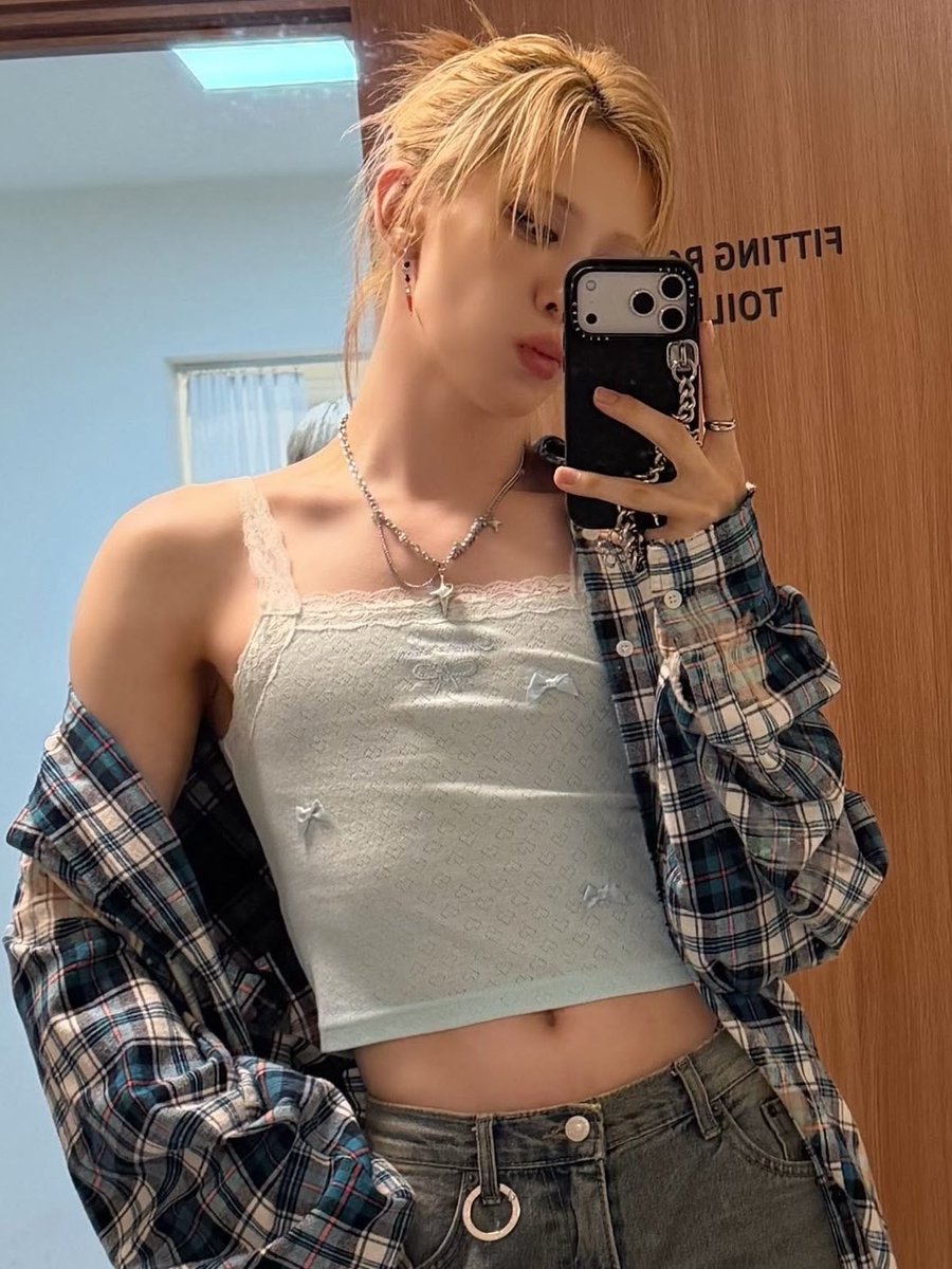 Barbieemuttii's tweet photo. Wumuti and bangchan slaying while making yet another bob! https://t.co/kEdazldnCb