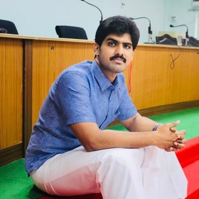 sureshkalipandi's tweet photo. தமிழ்நாட்டிற்கே முன் உதாரணமாக சுற்றறிக்கை அனுப்பிய கன்னியாகுமரி கலெக்டர் பிரதாப்: அரசு அலுவலகங்களில் லஞ்ச ஒழிப்புத்துறை சோதனையின் போது அடிக்கடி ஊழியர்களிடம் கணக்கில் வராத பணம் பிடிபடுகிறது. அவ்வாறு பணம் பிடிபடும் பட்சத்தில் அவர்கள் பல்வேறு காரணங்களுக்காக பணத்தை வைத்திருந்ததாக கூறுகின்றனர். இது தொடர்பாக நீதிமன்றத்தில் வழக்கு சென்றாலும் அதிகாரிகள் எவ்வளவு பணம் வைக்க வேண்டும். கணக்கில் வராத பணம் என்பதை எப்படி எடுத்துக் கொள்ள வேண்டும் என்பது தொடர்பாக அரசு சார்பில் ஏதாவது சுற்றறிக்கை அனுப்பப்பட்டுள்ளதா என்று சமீபத்தில் நீதிபதி கேள்வி எழுப்பி இருந்தார். இந்த நிலையில் கன்னியாகுமரி கலெக்டர் பிரதாப் தமிழ்நாட்டிற்கு முன்னுதாரணமாக ஒரு அதிரடியான சுற்றறிக்கை அனுப்பி உள்ளார். அதில் கன்னியாகுமரி மாவட்டத்தில் உள்ள அரசு அலுவலகங்களில் பணம் கொண்டு வரும் ஊழியர்கள் அதற்கான பர்சனல் ரிஜிஸ்டர் கேஷ் என்ற பதிவேட்டில் எவ்வளவு பணம் கொண்டு வந்தோம் என்பதை தினமும் பதிவு செய்ய வேண்டும். இந்த பதிவேடு கண்டிப்பாக சம்பந்தப்பட்ட கண்காணிப்பு அலுவலரால் தினமும் பராமரிக்க வேண்டும். அரசு ஊழியர்கள் அதிகப்படியான ரொக்கத்தை வைத்திருப்பதை தவிர்க்க வேண்டும் என்பது உள்ளிட்ட பல்வேறு அறிவுரைகளை மாவட்டத்தில் உள்ள அனைத்து அரசு அலுவலகங்களுக்கும் சுற்றறிக்கையாக அனுப்பி அறிவுறுத்தியுள்ளார். அனைத்து மாவட்ட நிர்வாகங்களுக்கும் முன் உதாரணமாக உள்ள இந்த அறிக்கை சமூக ஆர்வலர்கள் மத்தியில் பெரும் வரவேற்பை பெற்றுள்ளது.