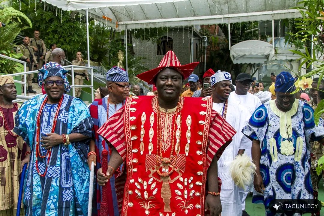 adedayo_viktor's tweet photo. It's not breaking news that former President Obasanjo disrespected the Ooni of Ife at an event two days ago by occupying a seat designated for the Ooni and telling him to find another spot. 

We all know he wouldn't try that with the Alaafin of Yoruba-land or the Oba of Benin. https://t.co/xnz2ACc2Ad
