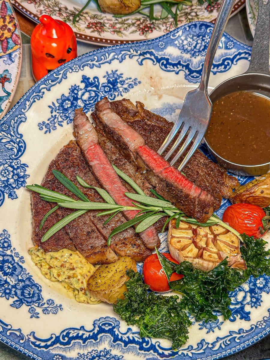 kaszzz1's tweet photo. Halloween Feast Alert! Pumpkin-spiced pasta, crispy candy corn chicken, and spooky chocolate mousse are here just for the season—grab yours before they vanish!  #HalloweenTreats https://t.co/NWj4phg4RO