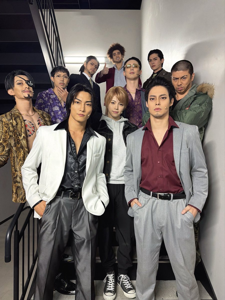 suna_syu_'s tweet photo. 舞台『龍が如く』-神室町八犬伝-千穐楽。

全14公演。
ありがとうございました！！！！！
峯義孝を演じられて最高に幸せでした！
またできる事を信じてます！

桐生役　座長　宇野さん！
宇野さん演じる桐生さんの表情、背中を見ている時間が大好きでした！

真島役のしゅうちゃん！
久々ご一緒！ほんとなんでもできるわ。
凄さを痛感した。

そしてみんな！最高！！！

またお会いしましょう！！

#舞台龍が如く　#龍が如く