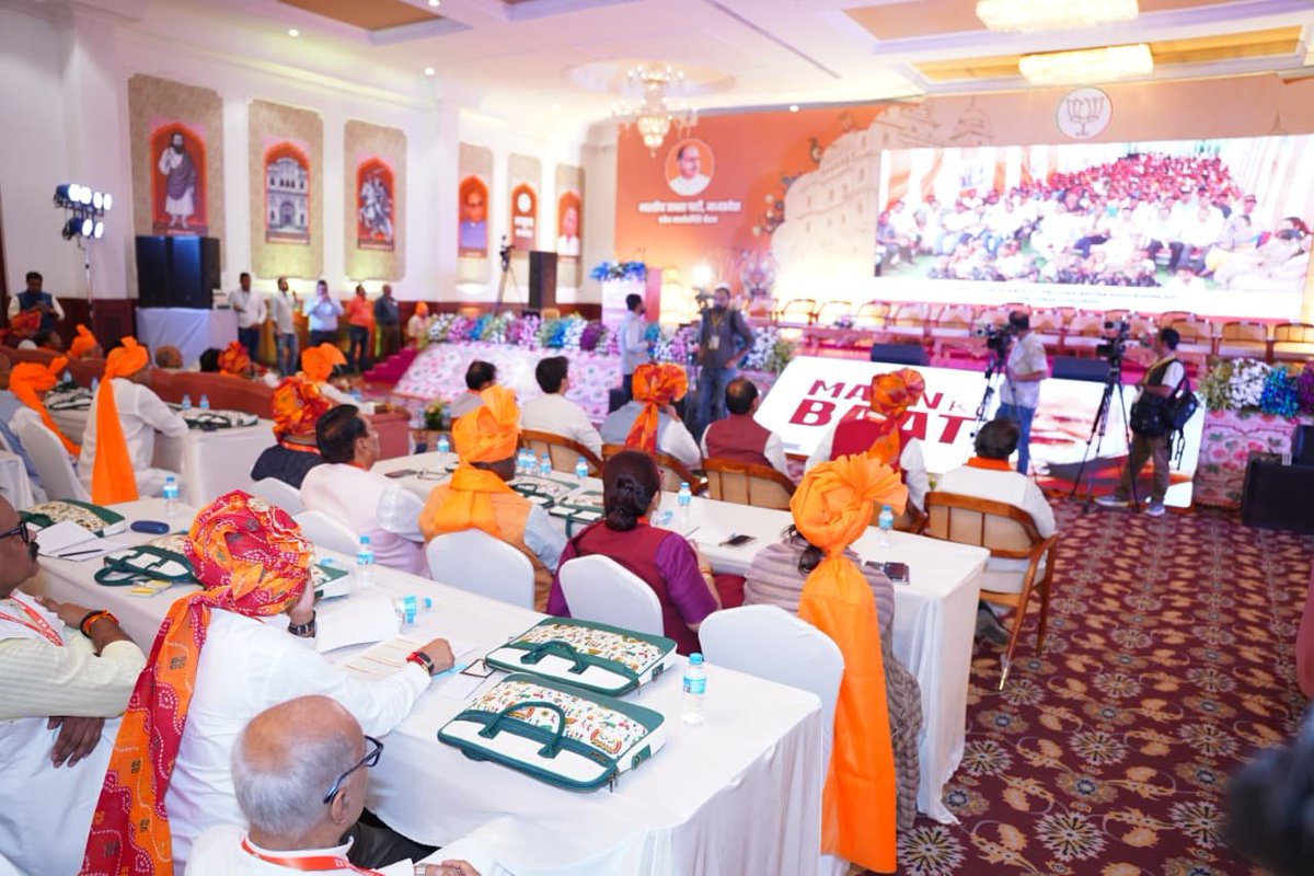 KailashOnline's tweet photo. आज पावन नगरी ओरछा में भारतीय जनता पार्टी, मध्यप्रदेश की प्रदेश कार्यसमिति की बैठक से पूर्व आदरणीय प्रधानमंत्री श्री @narendramodi जी के लोकप्रिय रेडियो कार्यक्रम ‘मन की बात’ का सभी सम्मानित सदस्यों एवं साथियों के साथ लाइव प्रसारण सुना।

#मन_की_बात
#MannKiBaat https://t.co/jOFRNgkqbN