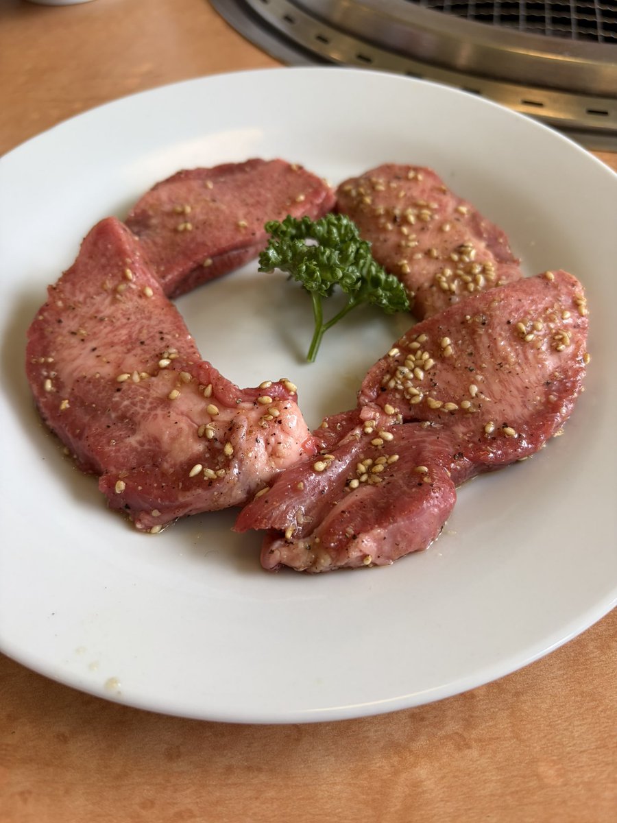 moe___ks's tweet photo. 冷凍してない牛タンうますぎ
#今日の肉しゃん https://t.co/xqzenXzoKM