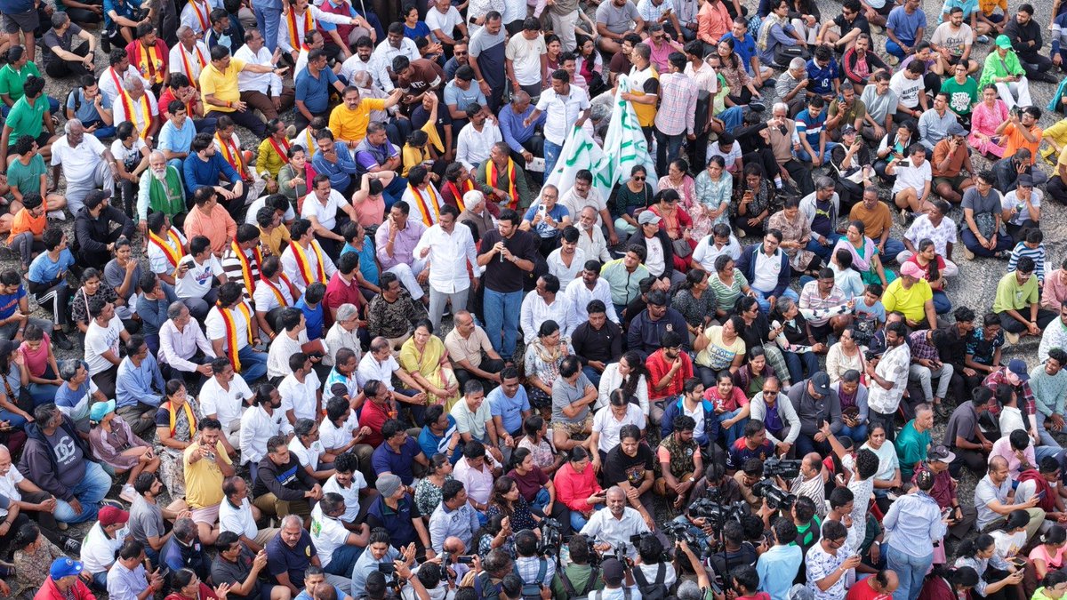 Tejasvi_Surya's tweet photo. Bengaluru showed up and how! 

One message to CM - "Bro, it's done. Drop the tunnel road. Hands off Lalbagh"

This will continue until the State Govt withdraws the draconian 5% Park diversion law and drops the stupid tunnel road project. 

#SaveLalbagh #StopTunnelRoad https://t.co/E3pBlmpP5x