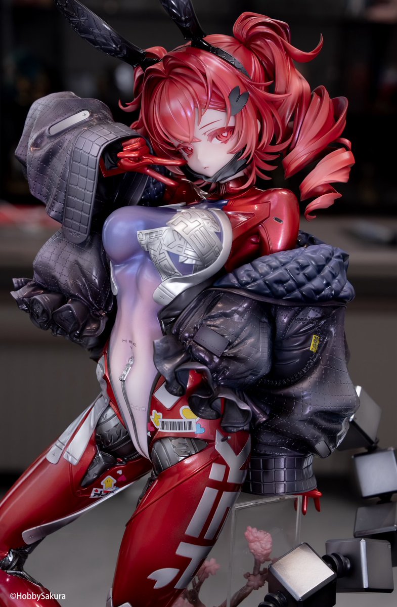 Hobbysakura's tweet photo. ✨看板娘、デコマス初公開！✨
Hobby Sakura看板娘
◤ Nana ◢
ついに夢の立体フィギュア化！

デザイン・イラスト：織平先生（@ORiHiRA_）

赤髪ツインドリル×ハート目×メカスーツ×逆バニー——「カワイイ」と「メカ」と「フェチ」を詰め込んだNanaが立体で登場❤️

そしてイベントに向けて、
Nanaの重大企画も絶賛進行中…！

続報をぜひお楽しみに✨
#HobbySakura看板娘