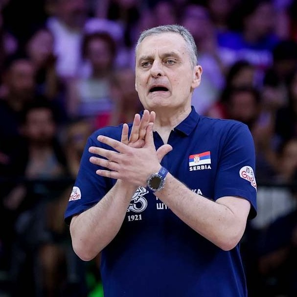 Temmzvolley's tweet photo. 🇷🇸Zoran Terzic, 🇮🇹İtalya ile ilgili iddiasını desteklemek için ilginç bir argüman da sundu.

"Çok basit. Kadroların tamamını bilmeyen, kadın voleybolunun çok da içinde olmayan birine İtalya milli takımının dört smaçörünü saymasını isteyin.

Eğer birden fazlasını bilirse... Belki Sylla'yı bileceklerdir çünkü insanlar onu hatırlıyor, uzun süredir oynuyor ve dünya şampiyonalarında da bize karşı oynadı. Diğer üçünü çoğunluğun bilmeyeceğini garanti ederim.

Demek ki, o [efsanevi] takım değiller. Orta oyuncuları fena değil, makul düzeyde ama 'vay canına' denecek bir durum yok. Eskiden öyle 'canavarlar' vardı ki, sadece İtalya'dan değil genel olarak bahsediyorum, bu korkutucu bir şeydi. Egonu gerçekten üst düzey bir oyuncu, orası tartışılmaz.

Mesele İtalya'nın şu an inanılmaz iyi bir takım olması değil. Biraz şansları yaver gitti, biraz diğerleri daha zayıf oynadı, biraz nesil değişimleri denk geldi ve tabii ki onların da bir kalitesi var. İtalyanlar her zaman en iyisi değildir ama olmadıkları zaman bile, kendilerine göre öyledirler."

(MeridianSport, @MiljanaRogac )