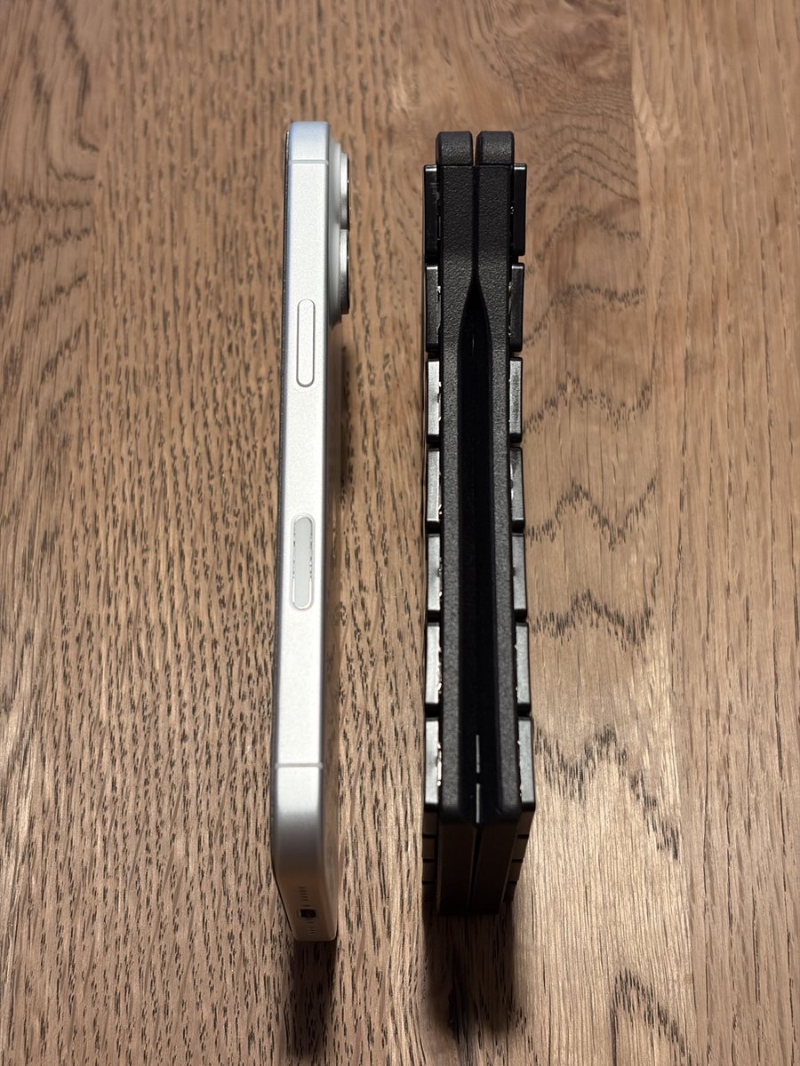 Chalan_175's tweet photo. - キースイッチ: Kailh PG1316S 25gf
- キーキャップ: Kailh純正品
- キーピッチ: 16.5mm（16.25mmに変更予定）
- 背面磁石内蔵。くっ付けて電源Off, 離して電源On！

サイズ感はiPhone17よりひと回り大きいくらい https://t.co/0PKiHN4TKX