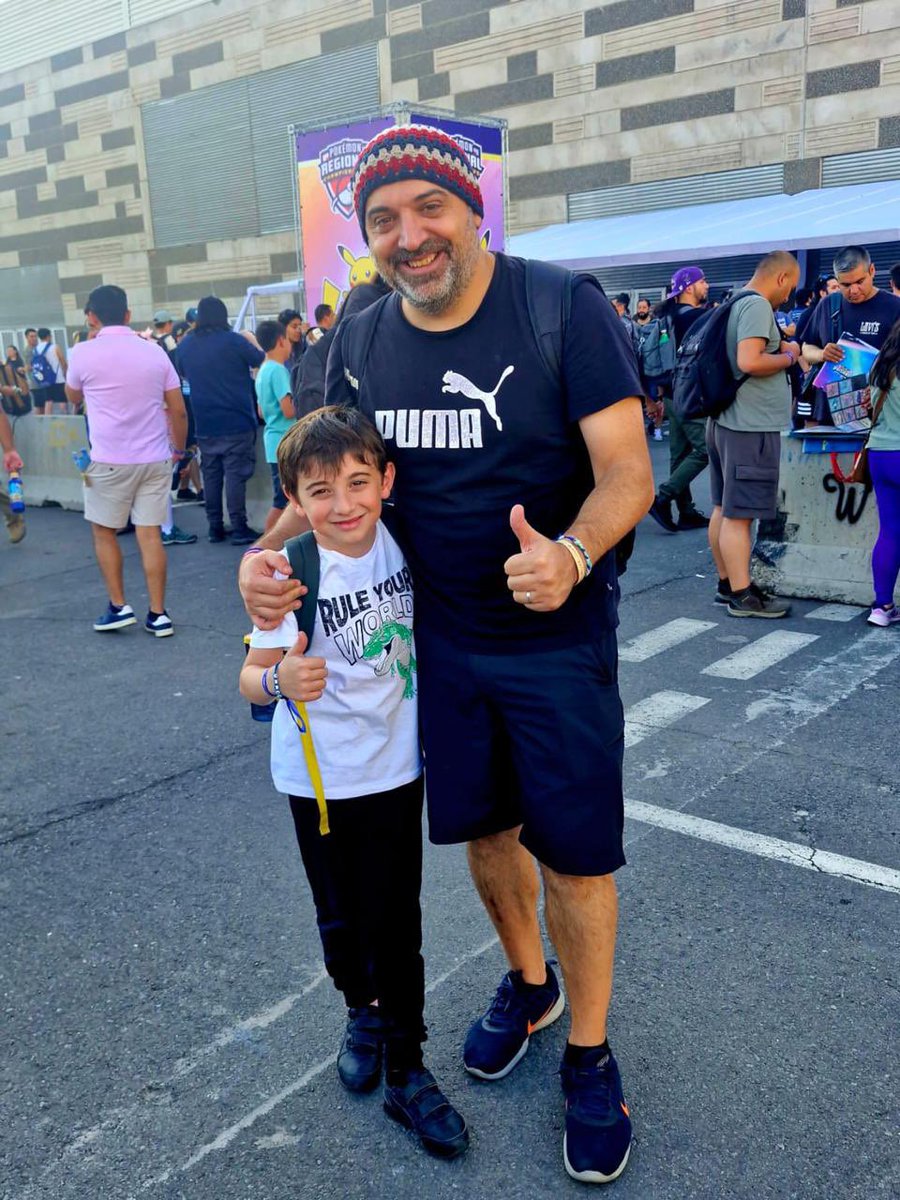 JuanfiVGC's tweet photo. El gorro de Diego Cassiraga tiene MÁS DE 20 AÑOS y lo ha utilizado en todos los Mundiales.

Hay jugadores que están compitiendo hoy que directamente NO HABÍAN NACIDO cuando Diego ya usaba este gorro.

Háblame de vigencia. 

Ese gorro tiene que estar en el MUSEO DE POKÉMON SI O SI https://t.co/L1clFShKFq