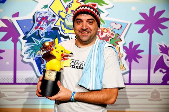 JuanfiVGC's tweet photo. El gorro de Diego Cassiraga tiene MÁS DE 20 AÑOS y lo ha utilizado en todos los Mundiales.

Hay jugadores que están compitiendo hoy que directamente NO HABÍAN NACIDO cuando Diego ya usaba este gorro.

Háblame de vigencia. 

Ese gorro tiene que estar en el MUSEO DE POKÉMON SI O SI https://t.co/L1clFShKFq