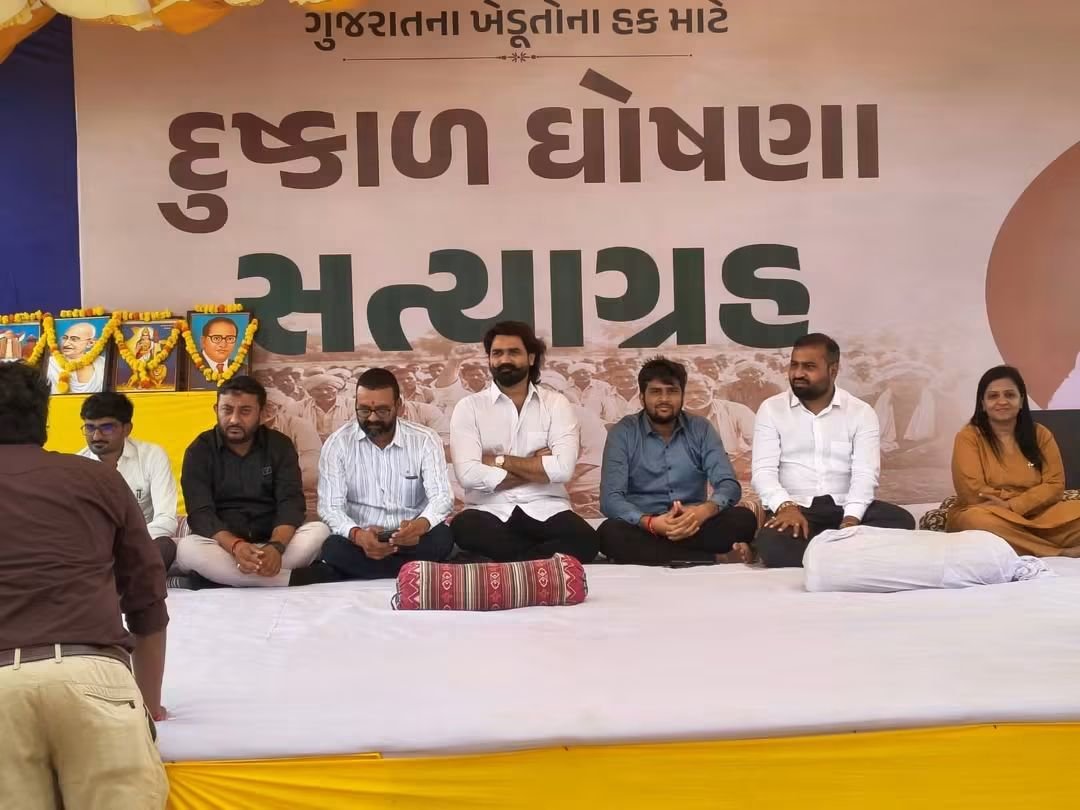 Yashsojitra05's tweet photo. ગુજરાતના ખેડૂતોના હક અને અધિકારો માટે "દુષ્કાળ ઘોષણા સત્યાગ્રહ"  દ્વારકાના ખંભાળિયા ખાતે જઈ અને પોતાની ખેડૂત તરીકેની ફરજ બજાવી...

જય કિસાન 

#AamAadmiParty #farmers #isudangadhvi #yashsojitra https://t.co/qzMY6VxXKA