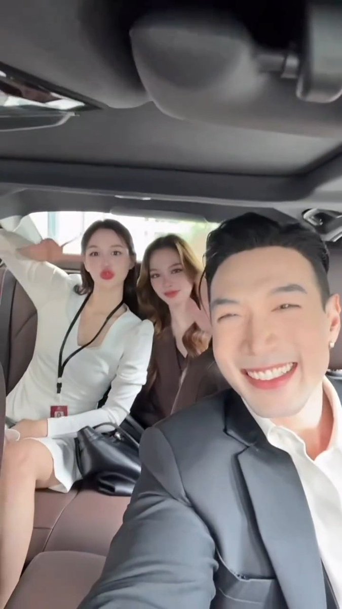 sheekrey8888's tweet photo. Awe the gang and Sam 🥰🤩#tknur
#nurdesoraya #phinyanech #waitingforDQSP
#QueenBabeOnSetQ6 https://t.co/InM2PAwYAT