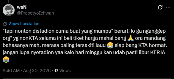 ThatBolaGuy's tweet photo. Lu kalo beli tiket online dul, bukan lewat korwil? Alhamdulillah kalo masih kebeli. Justru karena kita masih punya pilihan, gua rasa nggak pantes buat diem dan pura-pura gak ada masalah cuma karena kita masih mampu.

Gua ora mandang KTA atau non-KTA. Gua lagi bahas gimana manajemen naikin harga tiket tanpa merhatiin supporternya, dan bikin stadion jadi semakin eksklusif cuma buat orang yg punya duit lebih.

Gak ada yang paling tersakiti juga si dul. Kita semua sama-sama korban dari keserakahan manajemen. Lu liat tiket online naiknya sampe 70%, gile gak tuh, harusnya malah lebih bersuara. 

Lu sama gua mungkin masih bisa punya opsi turun kategori ketika harga makin gak ngotak, tapi buat yang dari awal udah di kategori bawah gimana? mau pindah kemana dia? Manajemen aja gak mikirin ini, masa lu sama sodara seperjuangan yang lagi ditindas sama manajemen bukannya bantuin ngelawan, malah nyinyir.

Kalo hal kayak gini didiemin, besok manajemen bakal makin gampang bikin kebijakan sesuka hati dia karena tau ujung-ujungnya kagak ada perlawanan. Juru dah, jangan nunggu terdampak baru bersuara dul, karena “Masih mampu” itu cuma soal waktu kalau keserakahan manajemen terus dibiarin.

Buktinya stadion masih rame? Persija basis supporternya gede, mau lu jual setinggi langit juga bakal tetep ada yang beli. Tapi, bukan berarti kebjiakannya bener. Karena stadion yang sehat bukan sekedar rame dul, tapi gimana stadion itu bisa diisi sama berbagai macam kalangan, bukan cuma mereka yang punya duit lebih.

Makanya gua salut sama @InfokomJakmania yang berani langsung melawan di muka manajemen, dan gua sebagai orang biasa cuma bisa ngelakuin ini untuk bisa ikut melawan.

ini dunia udah full puyeng dul. Buat sebagian orang, bola itu tempat buat kabur sebentar dari kehidupan yang puyeng 7 keliling, bahkan ada yang jadiin bola sbg alasan buat tetap bertahan. Kalau hiburan yang harusnya buat semua kalangan, malah mau dibikin eksklusif cuma buat yang punya duit, masa lu masih mau diem aje? Ikutan bersuara dul.