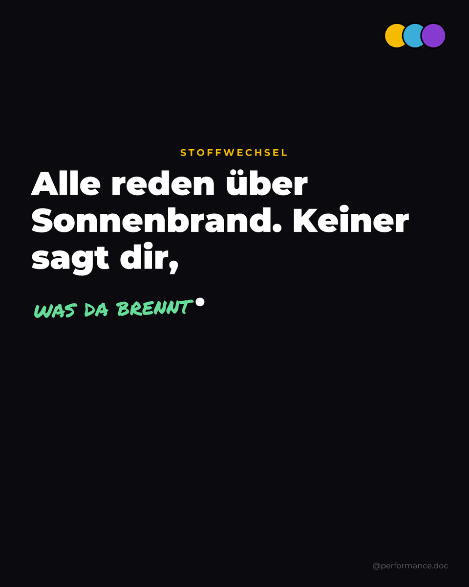 mitodoc's tweet photo. Alle reden über Sonnenbrand. Keiner sagt dir, was da brennt.

Linolsäure. Omega-6. Ihre Oxidationsprodukte: OxLAMs, 4-Hydroxynonenal, Malondialdehyd. Messbar. Publiziert seit 40 Jahren.

UV ist der Funke. Die Linolsäure in deiner Zellmembran ist der Brennstoff. Die Rötung, die Hitze, das Peeling: das ist die Immunantwort auf die Wrackteile. Nicht auf das Licht selbst.

Und der Brennstoff hat zugenommen. Linolsäure im US-Fettgewebe: 9 % im Jahr 1959. 21 % im Jahr 2008 (Guyenet & Carlson 2015).

Jetzt kommt die Präzision, die fast niemand zieht:

Nicht jede Doppelbindung ist gleich. Linolsäure oxidiert zu toxischen Aldehyden (4-HNE, MDA, OxLAMs).

Omega-3 ist zwar auch eine ungesättigte und damit fragile Fettsäure, sie oxidiert jedoch zu Resolvinen und Protectinen: Signalstoffen, die Entzündung auflösen. Zusätzlich verdrängt Omega-3 die Linolsäure aus der Membran -> weniger Brennholz -> weniger Sonnenbrand.

Die Evidenz dazu ist klar: 4 g EPA pro Tag über 3 Monate = 36 % mehr UV-Toleranz und 65 % weniger PGE₂ in bestrahlter Haut (Rhodes et al.).

Ein weiterer spannender Fakt: Carnosin, eine Aminosäure, die man fast nur in tierischer Nahrung findet, greift GENAU in diese Kaskade des Sonnenbrandes ein und fängt die entzündlichen Aldehyde ab, bevor sie die Haut schädigen. Mit Anwendung auf die Haut kann dadurch sogar Hautalterung durch Sonne komplett geblockt werden (Larroque-Cardoso et al. 2015).

Linolsäure (pflanzliche Fettsäure) ist also das Brennholz für Sonnenbrand.
Carnosin (fast nur tierisch zu finden) ist der biochemische Stoßdämpfer.
Sind das vielleicht die Gründe dafür, dass so viele Menschen berichten seit einem Umstieg auf eine animal-based Nahrung so gut wie keinen Sonnenbrand mehr zu bekommen? Weitere Forschungen werden es zeigen.

50 Jahre Sonnenverzicht. Mehr Hautkrebs als je zuvor. Think about it.

50 Jahre warnt jeder vor Sonne. Keiner redet darüber, was da eigentlich verbrennt. Think about it.

Ölwechsel. Mikronährstoffguide. Regenerationsmedizin.
→ Link im Profil.