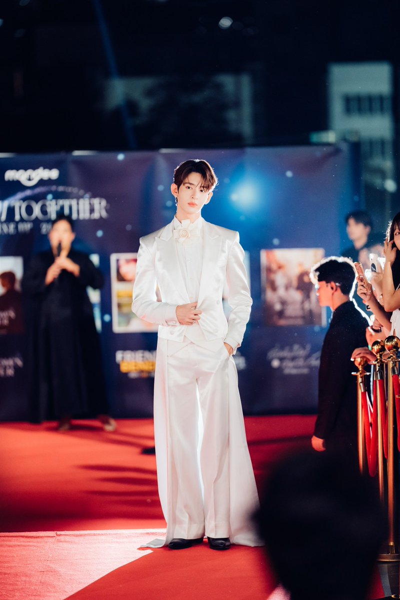 Jamessu_w's tweet photo. สวัสดีครับผม เจมส์ศุ รับบทเป็น “ ไนน์ นพณัฐ ” เป็นนักแสดงจากสังกัดค่าย 
VE ENTERTAINMENT ขอฝากเนื้อฝากตัวแล้วก็ฝากให้กำลังใจด้วยนะครับ ใครดู EP.1 จบแล้ว เป็นไงกันบ้างครับชอบกันไหม ขอบอกก่อนเลยว่าจะอันนี้แค่ชิมราง ตอนต่อไป ทุกคนจะได้เห็นอะไรมากกว่านี้แน่นอนครับ รู้สึกยังไงบ้างพูดคุยกันผ่านคอมเมนต์ได้นะ เจอกันวันเสาร์หน้า ที่ช่อง ONE 31 เวลา 22:30 และ สามารถดูแบบ Uncut เวลา 23:30 ได้ทาง iQIYI และ https://t.co/p5QOgXWfOQ ครับ 🤍

MR FANBOY CHAPTER 1

#MrFanboyEP1
#JamesSu