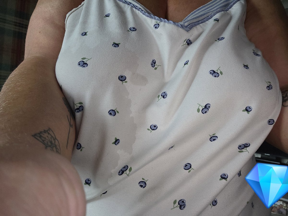bustywelshie's tweet photo. Cold water spillage on a Sunday morning nipples so hard 💋💦 https://t.co/KvzI9c1B38