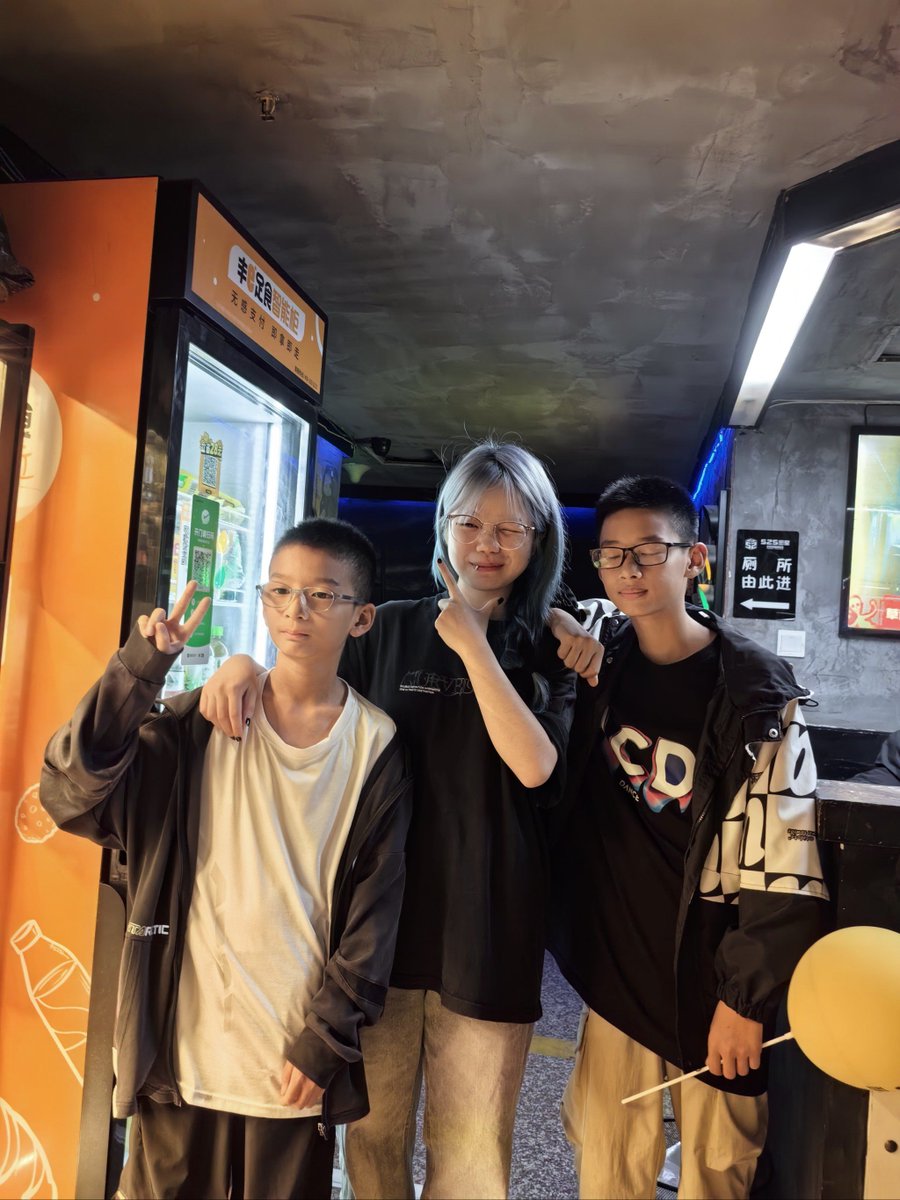 TeagzXo69's tweet photo. Just beat the neon-lit "Submarine Escape" room! 60 mins of tight twists, hidden codes u0026 a last-second escape—my hands are still shaking!  #EscapeRoomFun https://t.co/hIjrnTkTP0