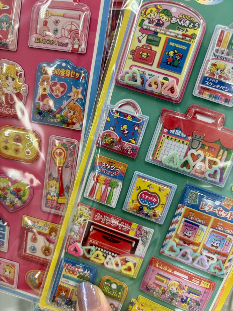 kh1FxLTyTCRNFab's tweet photo. ロフトで見つけたシールがぶっ刺さりすぎて体中に刺さったまま帰宅。
これが刺さらないおばさんって日本にいるの？しゃかしゃかは反則。
家宝にしよう。 https://t.co/Zof7J4F2f0