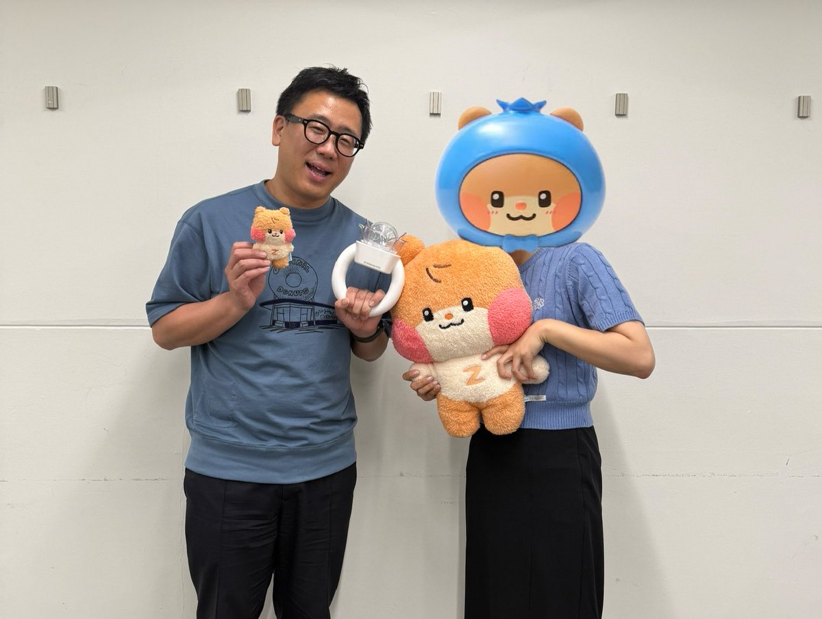 tata1970779's tweet photo. >RP
実は1年前にこちらの韓流ぴあ様の企画で、古家正亨さんにZEROBASEONEの魅力を語ってきました🫶

バックナンバーがまだどこかで読めるのかは分かりませんが、しれっと韓流ぴあ2025年９月号に企画の様子が載っています🥹
「ZEROBASEONEの『テーマパーク』的な魅力」というテーマで、プレゼンシート33枚作って私なりのゼベワンの魅力を語りました😽

当初プレゼンの様子はぴあ公式YouTubeチャンネルに公開予定で🥲(1年待ったけど残念)
まだゼベワンの今後が発表される前だったのですが、古家さんからはゼベワンの今後について凄く凄く温かい言葉をいただいたり、最後にはペンラとビニニを持って一緒にお写真を撮ってくださったりと、とても良い思い出になったので、折角なので今回ご報告させていただきました！
※写真の投稿も許可いただいてます