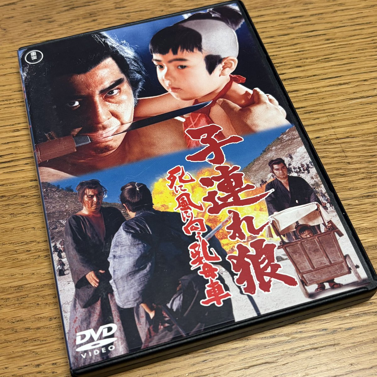 jackcoke21's tweet photo. 師匠がマンダロリアンのDVD貸してくれた https://t.co/YJKpAtG9pB