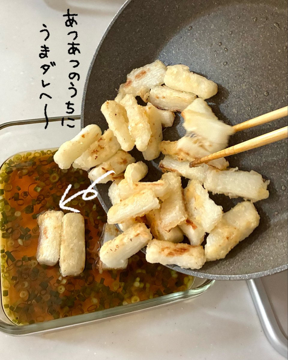 Sakichan1230's tweet photo. さっぱりなのに、ちゃんとごちそう。ご飯にもお酒にも合う…！
麺つゆ(3倍濃縮)50ml、水100ml、みりん大さじ1、酢大さじ2、刻み葱適量を混ぜてレンジで2分加熱。長芋を棒状に切って片栗粉をまぶして揚げ焼きして熱々のうちにこのうまダレへ漬けるだけ https://t.co/xkZoCP4woK