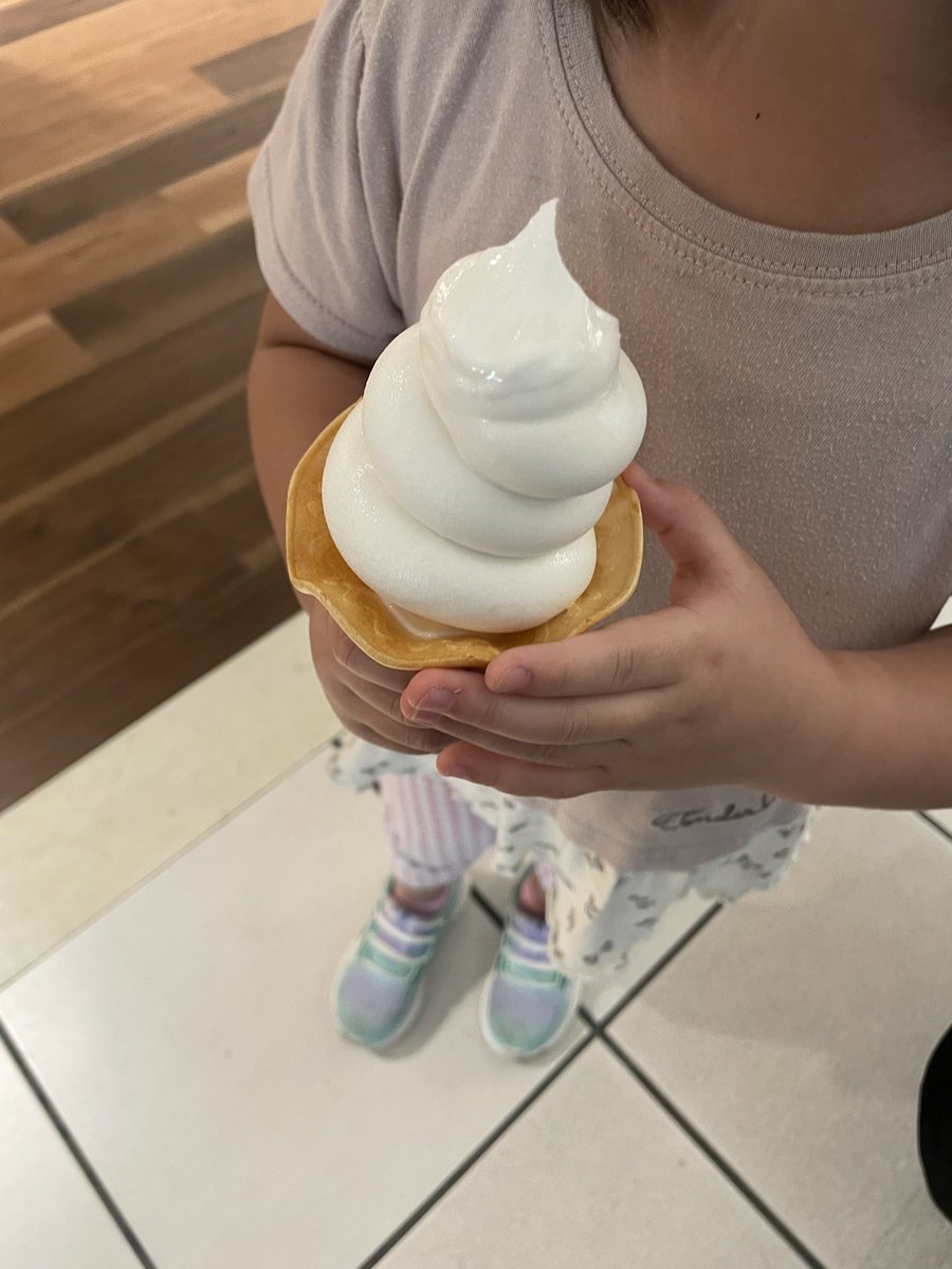 MaroMarrow0509's tweet photo. 空港に迎えに来てもらったんだけど、下の子がママがいなくて寂しかったぁ😭😭
って泣き出して揚げもみじアゲイン🍁🍁
ソフトクリームでご機嫌なおった🍦🤗 https://t.co/DiHT62IZxs