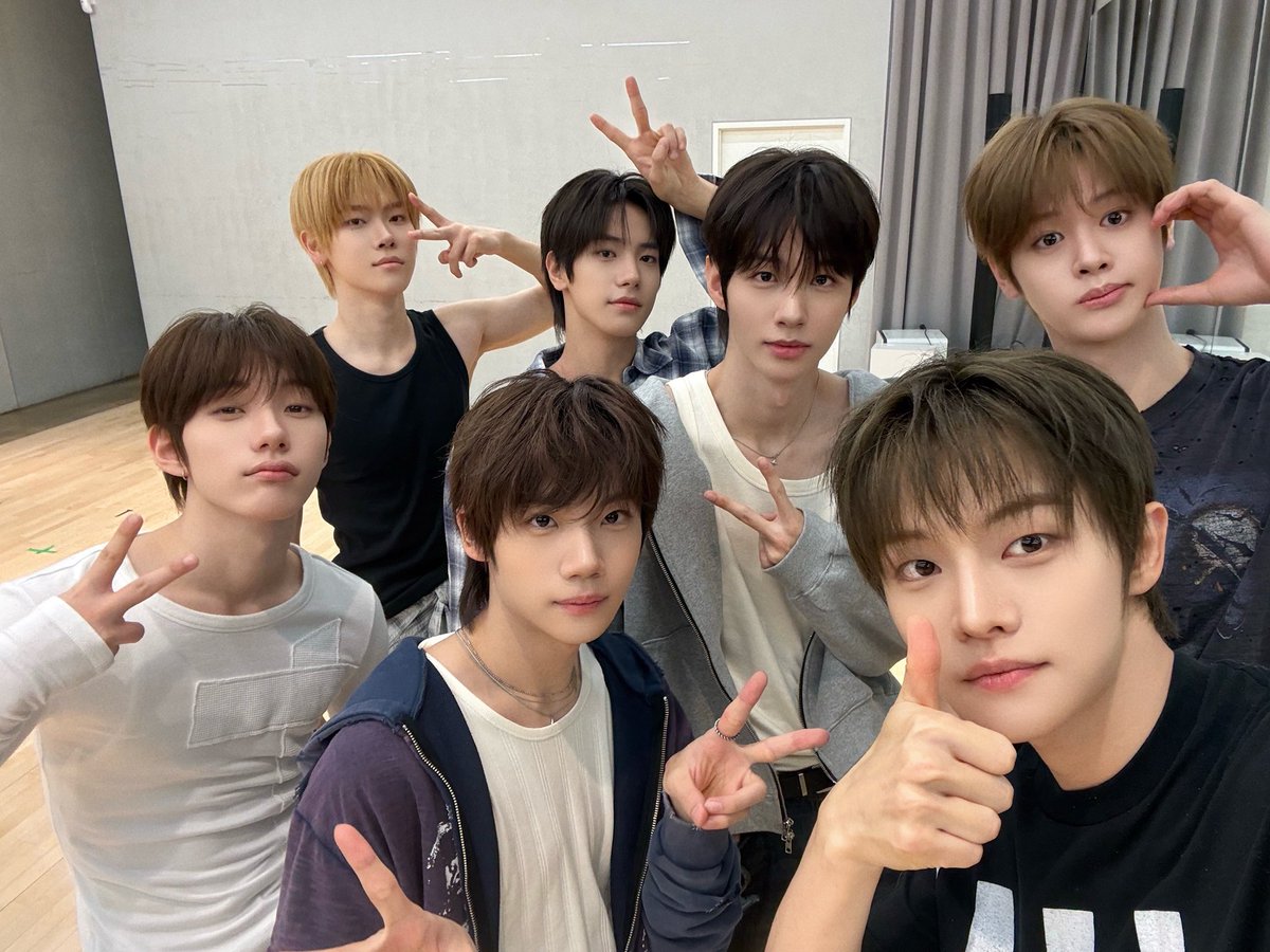 closeyoureyes_7's tweet photo. 클유아의 연습실 미니 콘서트
함께해 줘서 고마워요, Aku cinta kamu❤️

#CLOSEYOUREYES #클로즈유어아이즈 
#CYE #클유아 https://t.co/k1Gf6VjF2e