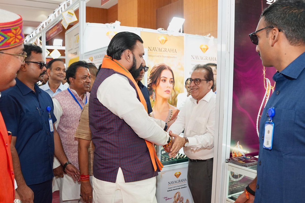 samrat4bjp's tweet photo. ज्ञान भवन, पटना में आयोजित ज्वेलरी महोत्सव-2026 का दीप प्रज्ज्वलित कर शुभारंभ किया।

इस अवसर पर देशभर से आए करीब 200 आभूष�� निर्माताओं द्वारा लगाए गए स्टॉलों का अवलोकन किया तथा विभिन्न ज्वेलरी उत्पादों की जानकारी ली और निर्माताओं से संवाद किया।

स्वर्णकार एवं आभूषण उद्योग को प्रोत्साहित करना, कारीगरों और व्यवसायियों को बेहतर अवसर एवं सुविधाएं उपलब्ध कराना सरकार की प्राथमिकता है। बिहार में व्यापार एवं उद्योग के लिए अनुकूल वातावरण तैयार करने की दिशा में निरंतर कार्य किया जा रहा है।
