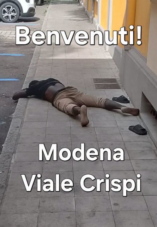 ClaudioDion1957's tweet photo. L'ITALIA E' QUELLO STRANO 
PAESE DOVE I VIGILI FERMANO TRE RAGAZZINI CHE VENDONO LIMONATA PER COMPRARSI UN CIAO MENTRE TOLLERANO QUESTO! https://t.co/4owhfuizKl