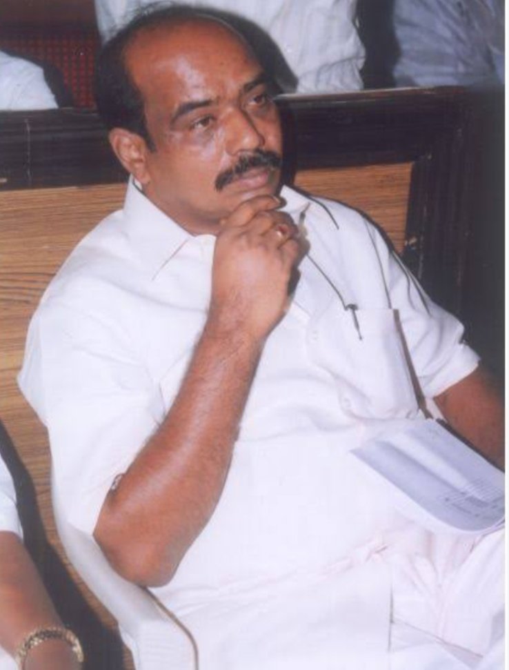 Chemchadu's tweet photo. 1994 లో ఎన్టీఆర్ ప్రభుత్వంలో పరిటాల రవి కార్మిక శాఖ మంత్రిగా పనిచేశారు. అయితే ఆ సమయంలో ప్రభుత్వ నిర్ణయాల్లో ఎన్టీఆర్ భార్య లక్ష్మీపార్వతి జోక్యం ఎక్కువగా ఉందనే కారణంతో, దానికి నిరసనగా రవి తన మంత్రి పదవికి మరియు ఎమ్మెల్యే పదవికి రాజీనామా చేశారు.
#JoharParitalaRavi
#ManofEthics https://t.co/syqPkeye6M