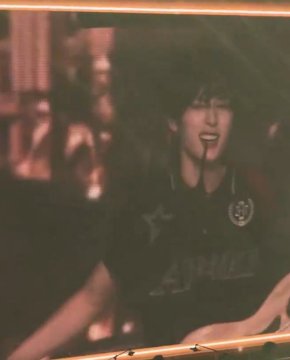 taesanbsd's tweet photo. do it while biting the pick next https://t.co/vaBVHwWvKc