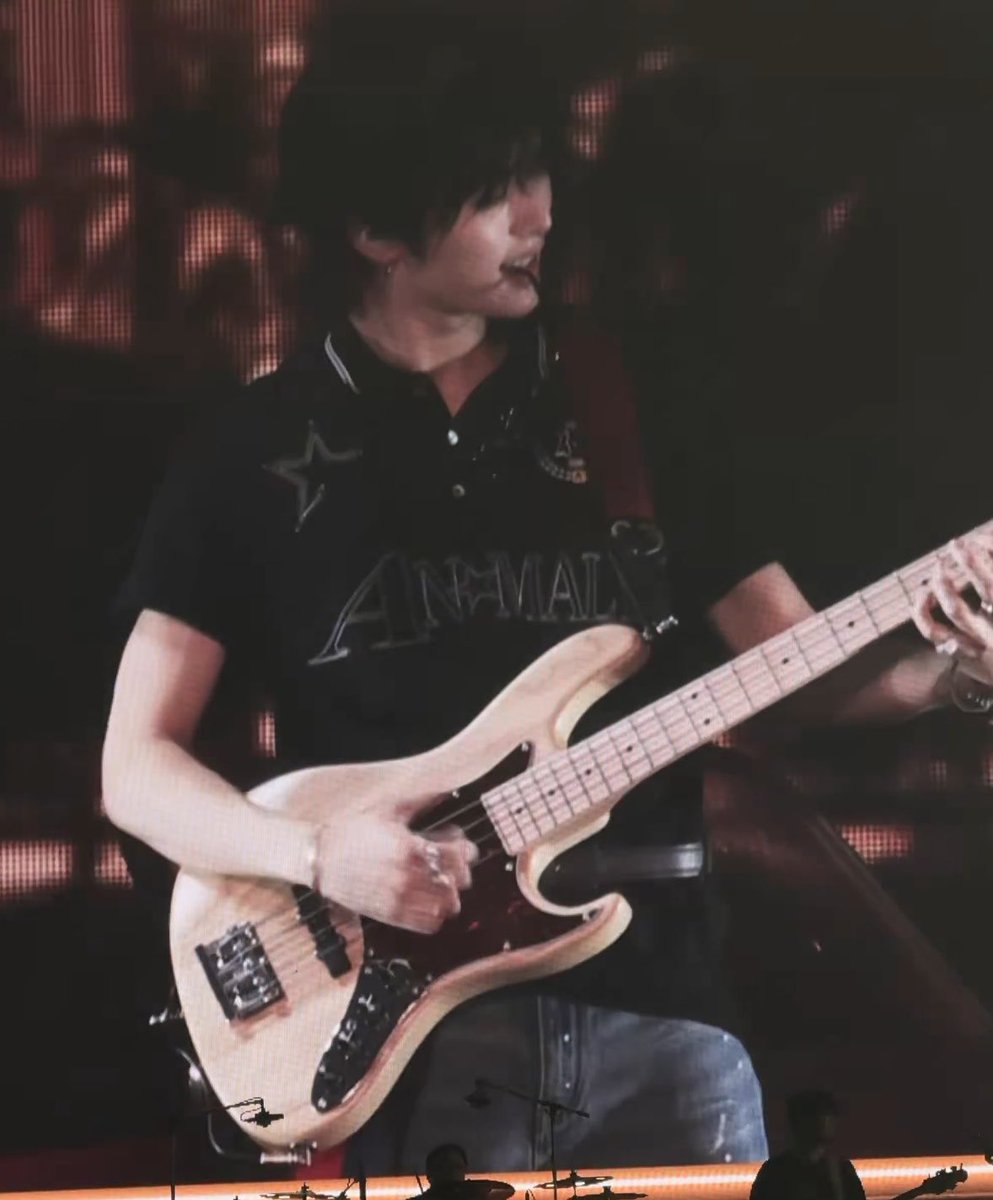 taesanbsd's tweet photo. do it while biting the pick next https://t.co/vaBVHwWvKc