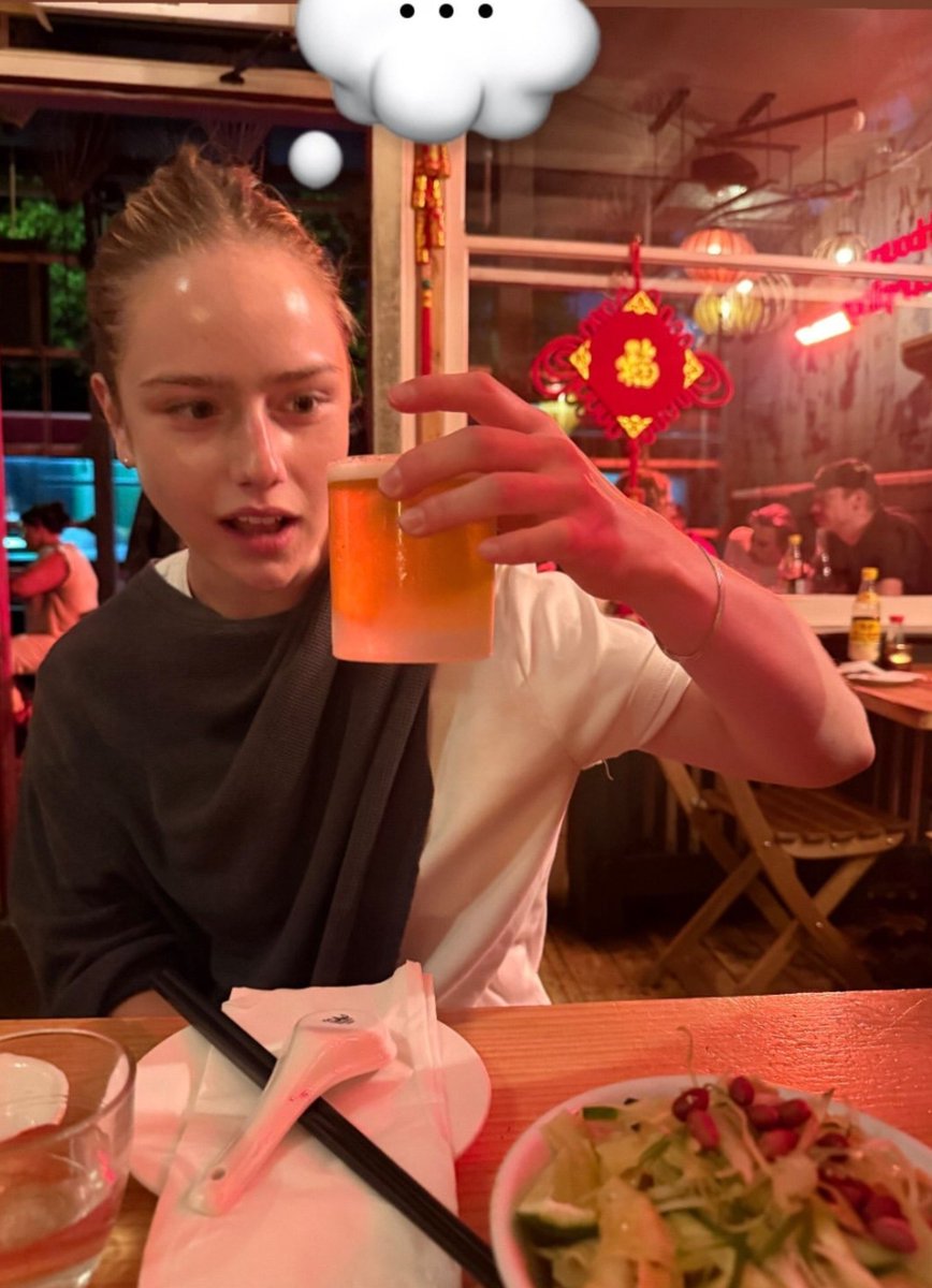 seriasulserio's tweet photo. my god she is so wlw https://t.co/bFEYgshxUW