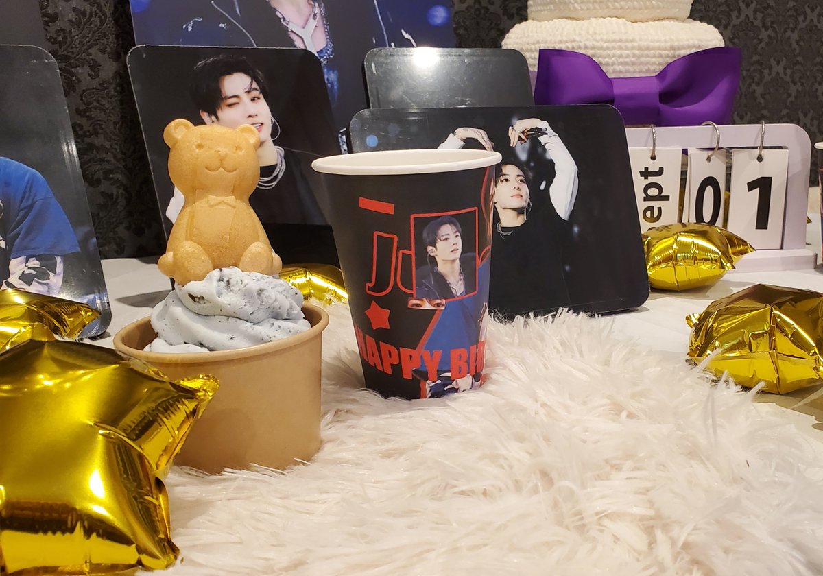 mayu__ka's tweet photo. 初めましてのコグマカフェさん✨
HappyJKday💜🤍

@ByMySide_KookV 
@bymysidekv_jp
@KGMCAFE
#HappyJKday https://t.co/2tN1butthJ