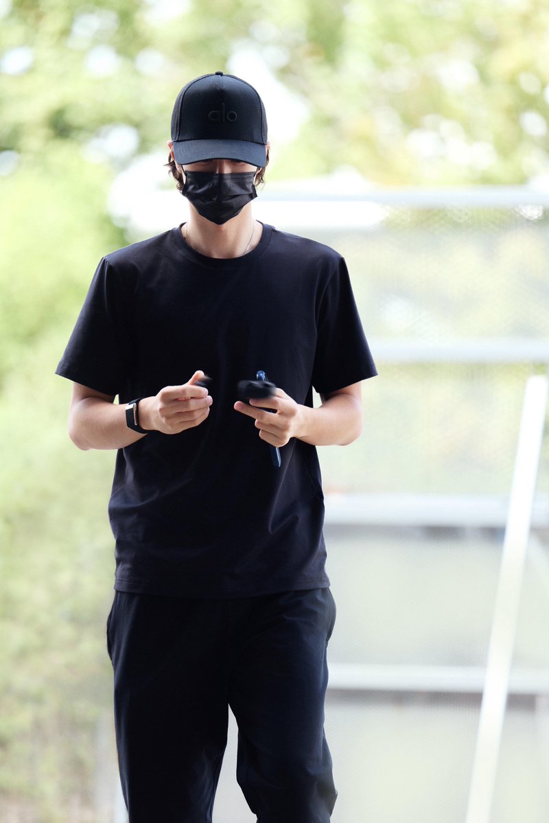 nahz_oaix's tweet photo. 260830 YIBO-OFFICIAL rednote

All-black Yibo vs. flame-resistant suit 85 😎

Make your choice!

#WangYibo #85RACING https://t.co/AJ6AkYcsV0