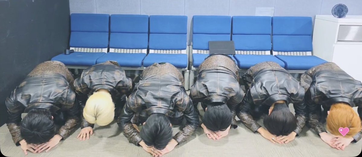 ilyjwLiyu's tweet photo. 엔하이픈이라는4세대오빠들
바지가안늘어나ㅠㅠ레자단체로여름에빼입고
호방하게큰절로여자들감동선사하는아름다운그룹
숙였는데머리숱빼곡하고아직도어리고 어머ㅅㄹㅎ.. https://t.co/v5EaRovtOw