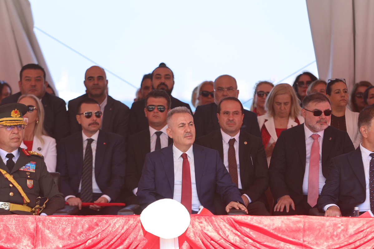 Bilalsaygili's tweet photo. 🇹🇷 30 Ağustos Zafer Bayramımız kutlu olsun!

Milletimizin bağımsızlık ve hürriyet iradesinin en güçlü nişanelerinden biri olan 30 Ağustos Zaferi’nin gurur ve coşkusunu, İzmirli hemşehrilerimizle birlikte Cumhuriyet Meydanı’nda yaşıyoruz.

Şanlı Zafer’den aldığımız ilham ve cesaretle, büyük ve güçlü Türkiye hedefimize kararlılıkla yürürken; Türkiye Yüzyılı’nı birlik, beraberlik ve kardeşlik ruhuyla hep birlikte yükselteceğiz.

Başta Gazi Mustafa Kemal Atatürk olmak üzere, bu toprakları bizlere vatan kılan tüm kahramanlarımızı rahmet, minnet ve şükranla anıyorum.

📍 Cumhuriyet Meydanı