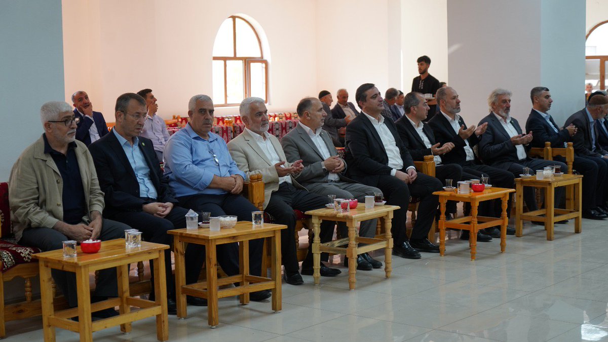HurDavaPartisi's tweet photo. Genel Başkanımız Sayın Zekeriya Yapıcıoğlu, beraberindeki heyetle Bingöl Merkez ve Solhan ilçesinde Kıvanç, Kurtaran ve Süngü ailelerinin taziyelerine katıldı.

Vefat edenlere Allah'tan rahmet; 
Kıvanç, Kurtaran ve Süngü ailelerine başsağlığı ve sabır diliyoruz. https://t.co/OXT7RAjahC