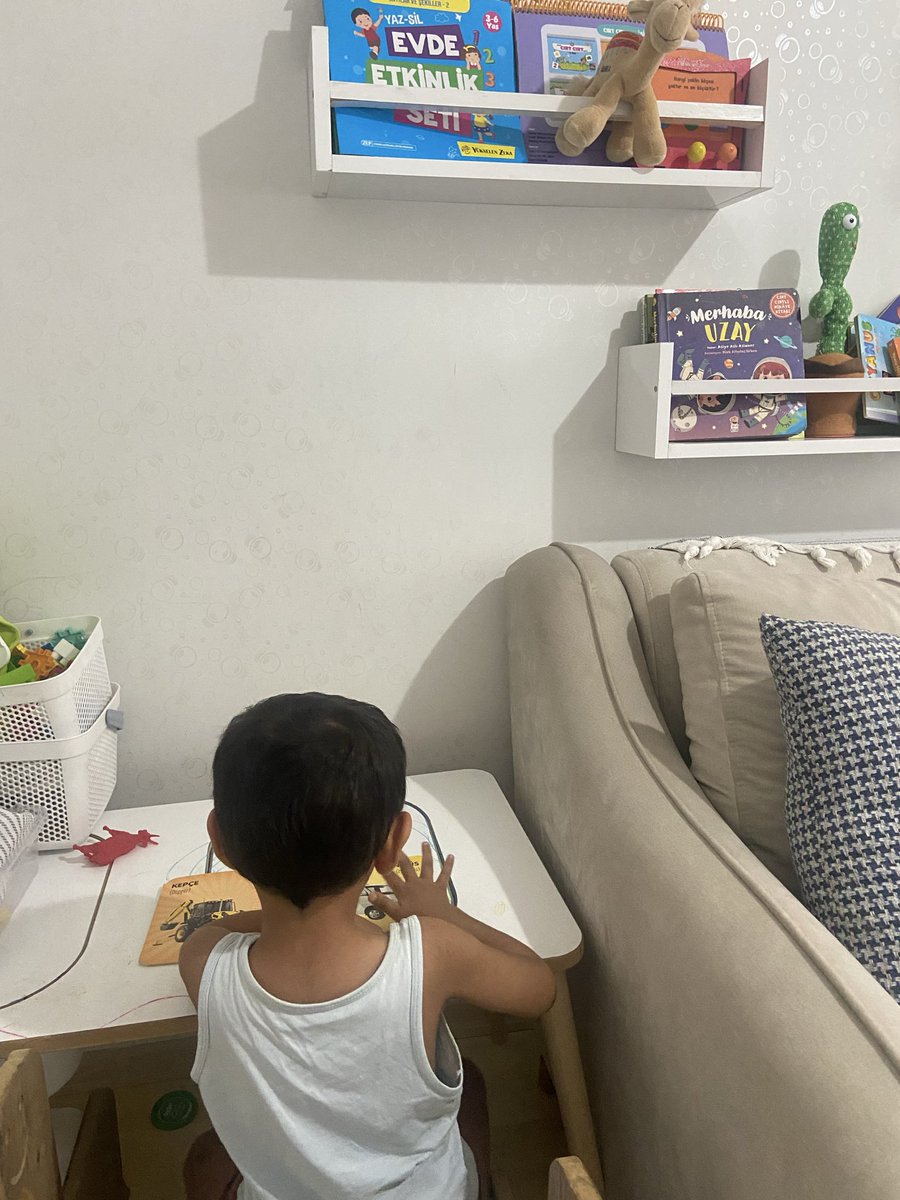 aslyvz8's tweet photo. Herkes kendi gücü nispetinde mücadele ediyor.
Kimi kalemiyle, kimi duasıyla, kimi kitabıyla…

Bizimki de bugün kendi yaşının gücüyle açtı kitabını. 📚

Küçük bir yürek, çok sevdiği hocasının özgürlük mücadelesinde yerini aldı…

#HocamlaOkuyorum
AlparslanHocaya Özgürlük
SemraHocaya Özgürlük