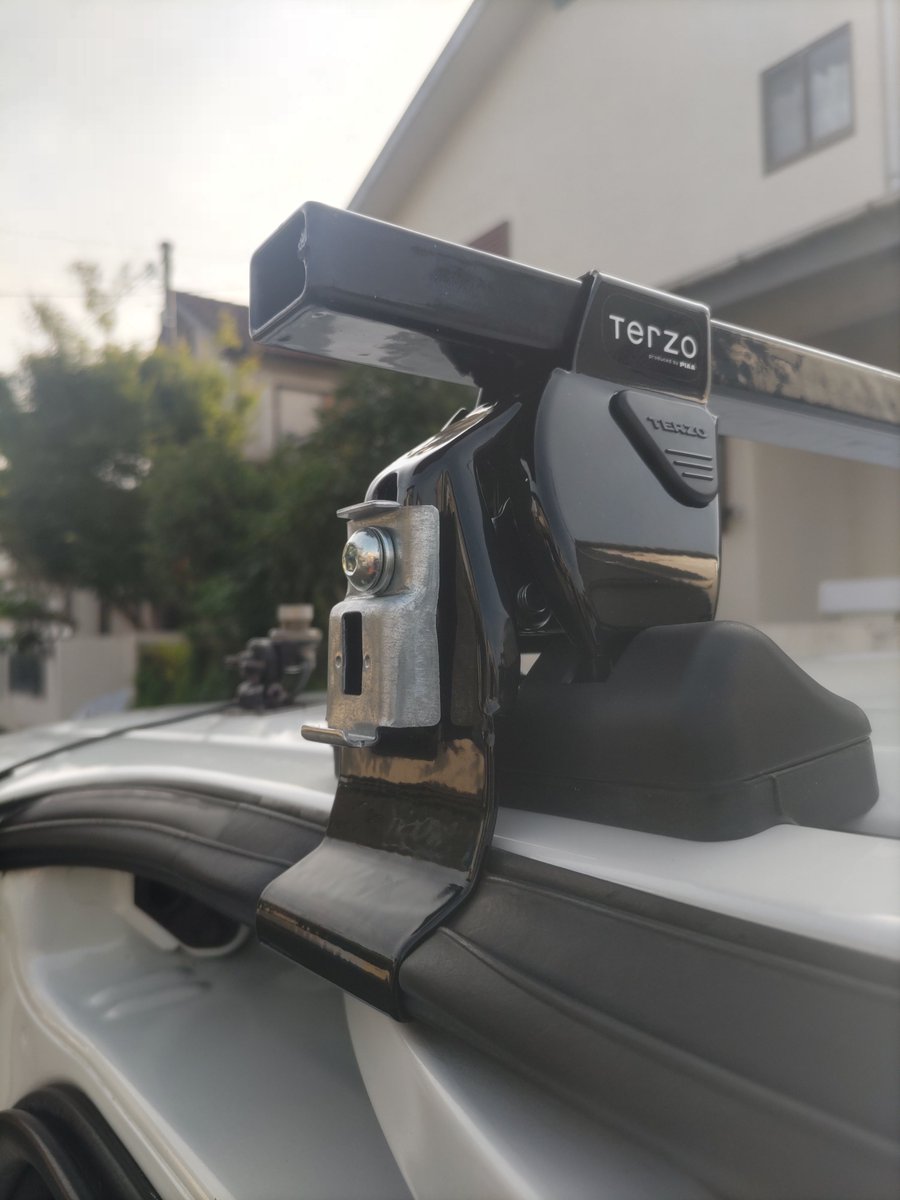 souichi88's tweet photo. ZRR80WノアにTERZOのルーフキャリアを装着。
キャリアはINNOよりTERZO派です。
このキャリアのステーはウェザーストリップと一緒に挟み込むタイプなんで雨漏りが心配です☔️
#ZRR80 #TERZO #ルーフキャリア https://t.co/WCP8h7MxSD