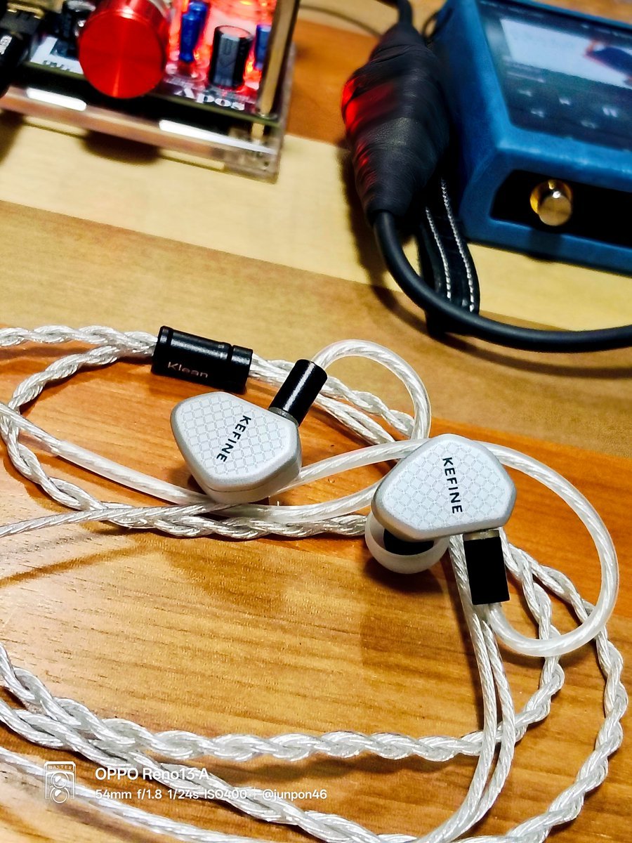 junpon46's tweet photo. それでは人生初の提供レビュー…
参るッ!!🎧️📝✨️
めっっっっちゃ長くなるよ!💦
#KEFINE #KleanSV
@kefine_japan
《PR》
Amazonスマイルセール開催中!
9/3 23:59まで、Klean SVもめっちゃお安くなってます💰️✨️🎧️✨️
改めて…
この度ご縁があり、KEFINE様より「 Klean SV 」をレビュー用にご提供いただきました!🥰
ありがとうございます🙏✨
もちろん今回も、いつも通りじっくり聴いて、忖度なしでレビューしていきますよッ🎧️📝
※鳴らし込みは、52分の時短エージングプレイリスを5周と女性ボーカル中心のプレイリスを20時間ほど。
まず、Klean SVの特徴はなんといっても!
・10mm 全面DLCコーティング振動板DD1基搭載
・デュアルキャビティ構造
・亜鉛合金ダイカスト筐体
というところ!
イヤホン好きとして、この「漢気溢れる潔い」構成はかなり好きです!🤩👍
DLC振動板自体は今では珍しくありませんが、Klean SVについてメーカー様に確認したところ、「振動板全面にDLC(ダイヤモンドライクカーボン)コーティング加工している」とのこと。
高剛性と適度な内部損失を両立させ、歪みの少ないクリアな音質を実現した…そんな全面DLC振動板の特性を追求した設計だそうです💡
※ちなみにここがKlean SVの一番の「推しポイント」ですよ🥇
そして個人的なイメージは……
ムキムキの上半身=全面DLC DD
それを支える強靭な足腰=亜鉛合金ダイカスト筐体
そんなアスリートのようなイヤホンです🤣👍ツヨイッ!
⚪️リスニング環境
Cayin N6iii R202(R-2Rモード)
真空管アンプ Apos Gremlin
KEFINE Klean SV 🎧️
まずは、いつものリファレンス曲から!
🎵りりあ。
「失恋ソング沢山聴いて泣いてばかりの私はもう(Acousticバージョン)」
これはもう、いつものチェックポイントがしっかり確認できました👍
🎤 ボーカルはド真ん中にしっかり定位
🎸 アコギは左後方
🎹 ピアノは右後方
この定位がバッチリ!
さらに、アコギの弦を弾く感じや、ピアノの鍵盤を鳴らしている感じまでよく分かります。
単純に「解像度が高い」というより、楽器を演奏しているニュアンスまで伝わってくるのが好印象🥰
🎵手嶌葵
「アメイジング・グレイス」
これは……
手嶌葵さんのボーカルがめっちゃ綺麗!😍
少しハスキーな声もしっかり感じられて、とても心地いい。
そしてボーカルだけではなく、演奏には雄大さを感じます🎶
楽器隊も低音から高音までよく出ていて��スケール感のある演奏を楽しめました👍
そして、ここでノズル交換🔄
標準のシルバーノズルでは、サビなどで手嶌葵さんのハイトーンボイスが炸裂する場面でも、
「スッと無くなる」ように感じました。
ところがゴールドノズルにすると……
「スーーーッと伸びる!」
まるで飴細工を細く引き伸ばすように、ハイトーンの声が空間へスーーーッと伸びて消えていくような美しさ✨
この感じがかなり好みだったので、ここからはゴールドノズルでリスニングしました🎧️👍
🎵アイナ・ジ・エンド
「オーケストラ ~The First Take~」
ボーカルがド真ん中、そして近い!息遣いや「しゃくり」がよく分かり、歌声の細かなニュアンスがしっかり伝わってくる!
そして後方に定位するピアノも、しっかり存在感があります。
単に「ピアノの音が聴こえる」だけ���ゃなく「ピアノを弾いている」という感覚がよく伝わってくるのが良い!🎹✨️
🎵宇多田ヒカル
「Mine of Yours」
これまたボーカルがよく分かる!声もよく伸びているし、消え際も美しい💕
そしてリズム隊も良い!
低音の「ボン……ボボン」がめちゃくちゃ心地いい🤩👍
ボーカルを楽しみながら、リズム隊もしっかり楽しめる!
Klean SVさん、低域もしっかり気持ち良いですぞ🎧️😎クイッ
🎵🎸Ichika Nito × Marcin
「Just The Two Of Us」
これもかなり好き!
アコギとエレキのマリアージュがたまらんッ😍
アコギの弦を弾く質感と、エレキの音色…
それぞれの違いがしっかり感じられながら、2つの音が気持ちよく融合して聴こえます👂️🎶
弦楽器のアタックや質感、余韻を楽しむのにも良いイヤホンですね🎸✨
🎵小林明子
「恋におちて -Fall in love 2013-」
小林明子さんのボーカルももちろん良いのですが……
個人的にめちゃくちゃ気持ち良かったのが、ハープの音!
弦を弾いた瞬間のアタックから、そこから伸��ていく余韻まで、とても気持ちいい!
Klean SV、ギターもだけどこういう弦楽器の質感を聴くのも楽しいですね🎧️✨
🎵IRyS
「Carbonated Love」
そしてガラッと変わってユーロビート��の曲を!!
これがまた……
めちゃくちゃ良い!🤩✨️
スピード感!
ハイトーンボイス!
音のキレ!
もうノリノリになっちゃう🕺🪩
高速で刻まれるリズムに、もたつきを感じず音の立ち上がりが気持ちいい!
ここではKlean SVのレスポンスの良さをかなり強く感じました!!👍
そして…Klean SVを聴き込んでいて、ふと思ったことがあります。
「なんか……NICEHCK HIMALAYAに通じるものを感じる?🤔」
もちろん価格帯は何倍も違います💦
でも、
こだわりのDDを1発搭載!
それを堅牢な金属筐体に収める!
という構成から「1DDを突き詰める潔さ」に、HIMALAYAとの共通点を感じました💡
もちろん「同じ音」という意味ではありません。
普段からHIMALAYAを愛用している自分だからこそ、Klean SVを聴いていて、ふとそう感じたんだと思います🥰
⚪️���評
Klean SVを聴き込んで感じたのは…、
「1DDだからシンプル」ではなく、「1基のDDをしっかり作り込み、それを支える音響設計と筐体まで含めて仕上げたイヤホン���ということ!!
自分が特に気に入ったのは、
🎤女性ボーカルの美しさ
✨ハイトーンの伸びと美しい消え際
🎸弦楽器のリアルな質感
🎹 楽器の定位と存在感
⚡高速曲でのレスポンスとキレ
🥁そして心地よい低域
このあたりですね!
「ボーカルを綺麗に聴きたい!でも楽器もしっかり楽しみたい!」
そんな自分には、かなり好みの音でした🎧️🥰💕
そしてこれはまだ「付属ケーブル」での感想です!
リケーブルしたらどうなることやら…🎧️✨️
最後に、KEFINE様。
今回はこのような素敵なイヤホンをレビューする機会をいただき、本当にありがとうございました!🥰🙏💕
これからもKlean SV、末永く楽しませてもらいます🎧️✨
【完】
PS.ここまで読んで頂いた方が、Klean SVを欲しくなってくれたら嬉しいです✌🥰