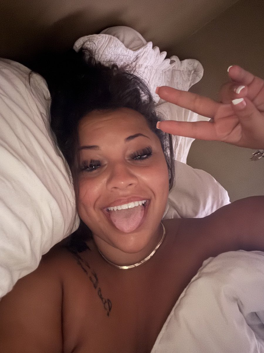 onlyalani's tweet photo. Beach bum v pillow princess💖 https://t.co/Qk9RrUXdgC