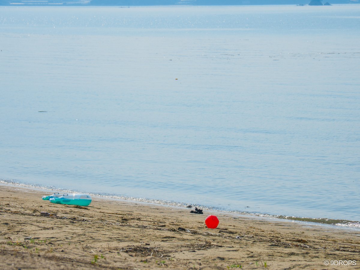 9drops_com's tweet photo. 愛媛スナップ。
堀江海岸。

8月は家の事情で忙殺されていてほとんど何も出来なかったので、賞味期限の切れた写真を放出するシリーズ。
昨日今日と那須塩原はすっかり夏が終わってしまったかのような肌寒さなので、過ぎ去り行く夏を名残惜しむにはもってこいの写真があった。

#愛媛

そうそう、この日は泥酔して夜の約束すっぽかしてホテルで撃沈してたんだった。
この写真を見ると自己嫌悪に陥るわ。